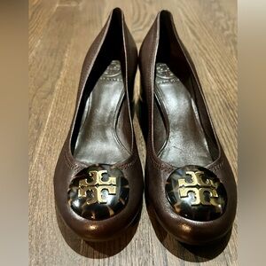 Tory Burch Brown Leather Logo Medallion block heels - size 8.5